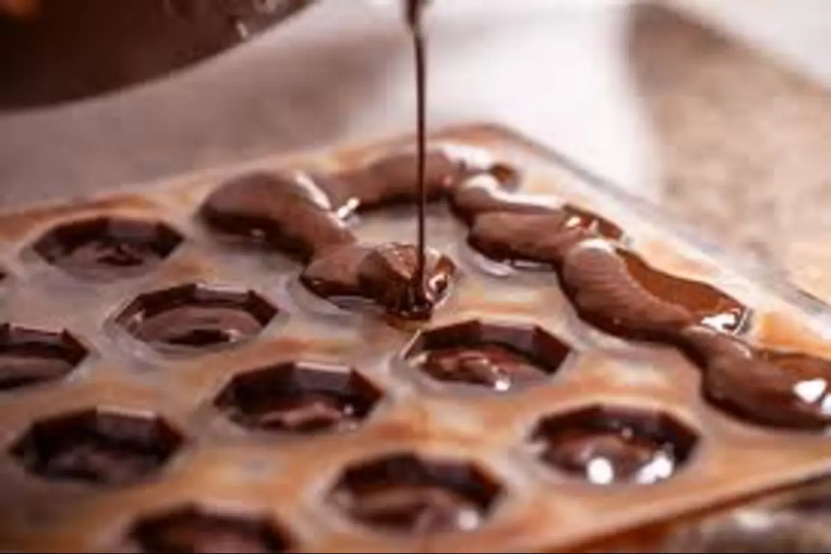 Mastering-the-Art-of-Melting-Chocolate-for-Designs.webp