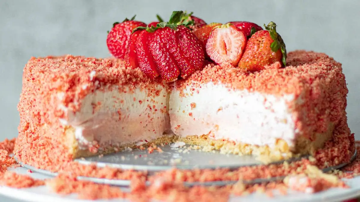 strawberry-crunch-cheesecake-sadierecipes-.webp